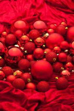 Mum yakma ile Advent dekorasyon. Noel arka plan