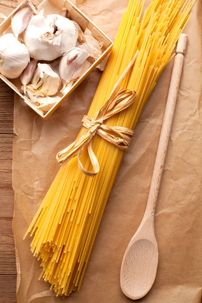 Gele Lange Spaghetti Rustieke Achtergrond Gele Italiaanse Pasta Lange Spaghetti — Stockfoto