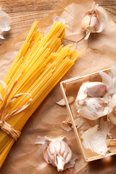 Gele Lange Spaghetti Rustieke Achtergrond Gele Italiaanse Pasta Lange Spaghetti — Stockfoto