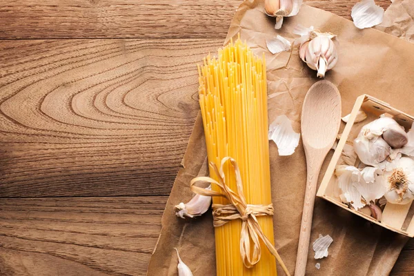 Gele Lange Spaghetti Rustieke Achtergrond Gele Italiaanse Pasta Lange Spaghetti — Stockfoto