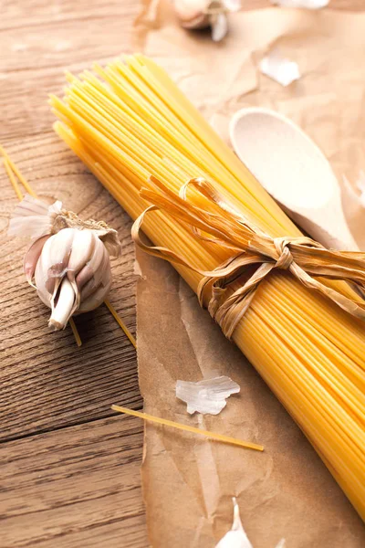 Gele Lange Spaghetti Rustieke Achtergrond Gele Italiaanse Pasta Lange Spaghetti — Stockfoto