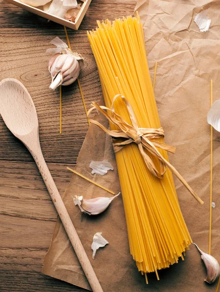 Gele Lange Spaghetti Rustieke Achtergrond Gele Italiaanse Pasta Lange Spaghetti — Stockfoto