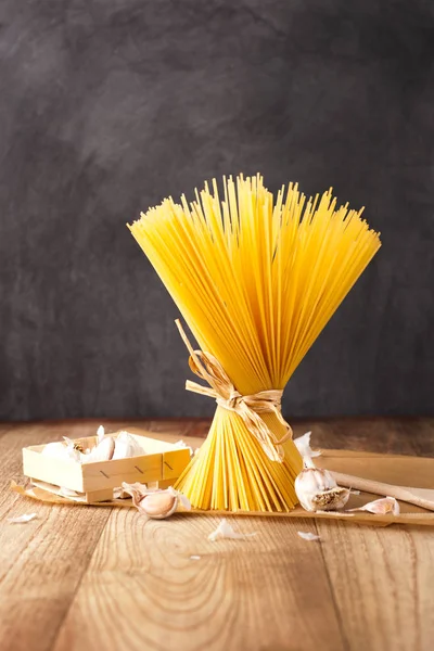 Gele Lange Spaghetti Rustieke Achtergrond Gele Italiaanse Pasta Lange Spaghetti — Stockfoto