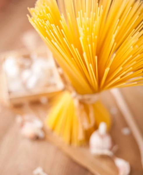 Gele Lange Spaghetti Rustieke Achtergrond Gele Italiaanse Pasta Lange Spaghetti — Stockfoto