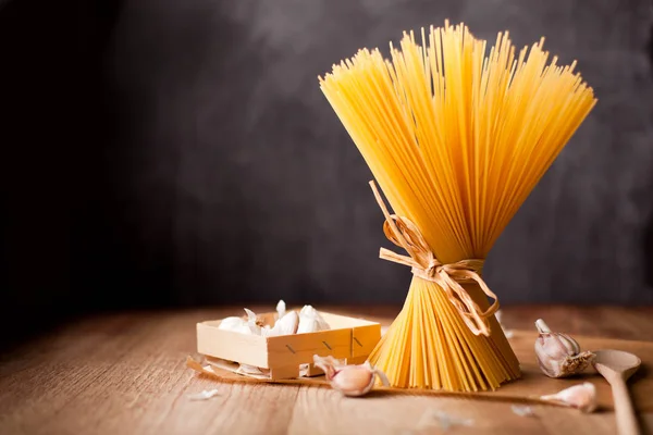 Gele Lange Spaghetti Rustieke Achtergrond Gele Italiaanse Pasta Lange Spaghetti — Stockfoto