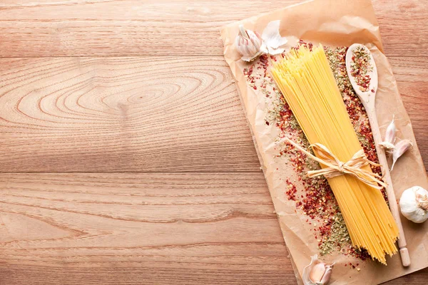 Gele Lange Spaghetti Rustieke Achtergrond Gele Italiaanse Pasta Lange Spaghetti — Stockfoto