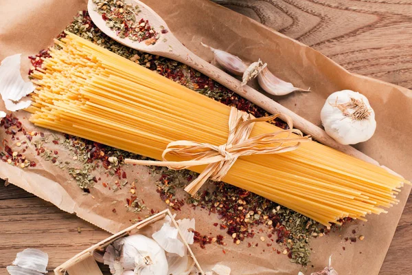 Gele Lange Spaghetti Rustieke Achtergrond Gele Italiaanse Pasta Lange Spaghetti — Stockfoto