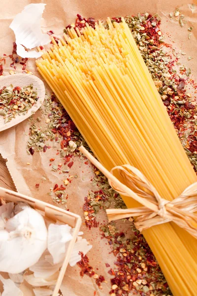 Gele Lange Spaghetti Rustieke Achtergrond Gele Italiaanse Pasta Lange Spaghetti — Stockfoto