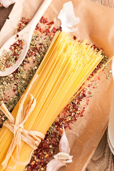 Gele Lange Spaghetti Rustieke Achtergrond Gele Italiaanse Pasta Lange Spaghetti — Stockfoto