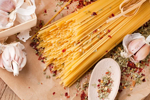 Gele Lange Spaghetti Rustieke Achtergrond Gele Italiaanse Pasta Lange Spaghetti — Stockfoto