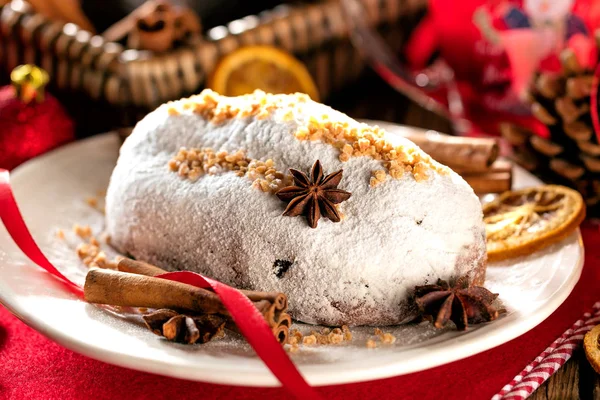 Traditionele Duitse Kerst Cake Met Veenbessen Kerst Ornamenten — Stockfoto