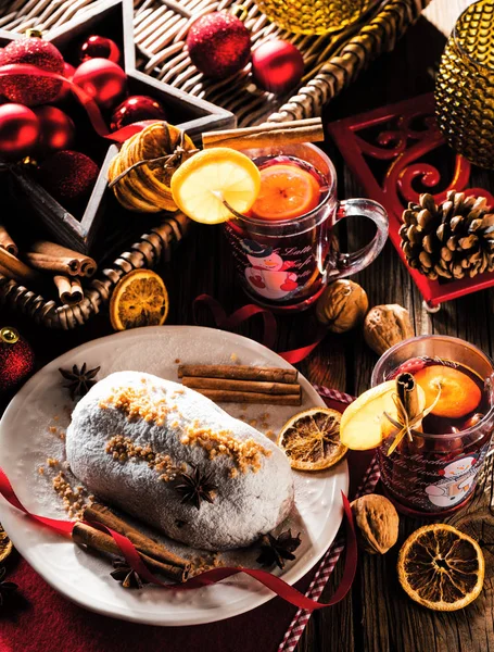 Traditionele Duitse Kerst Cake Met Veenbessen Kerst Ornamenten — Stockfoto