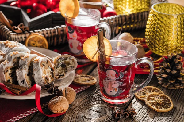 传统德国圣诞蛋糕与蔓越莓和圣诞饰品 — 图库照片