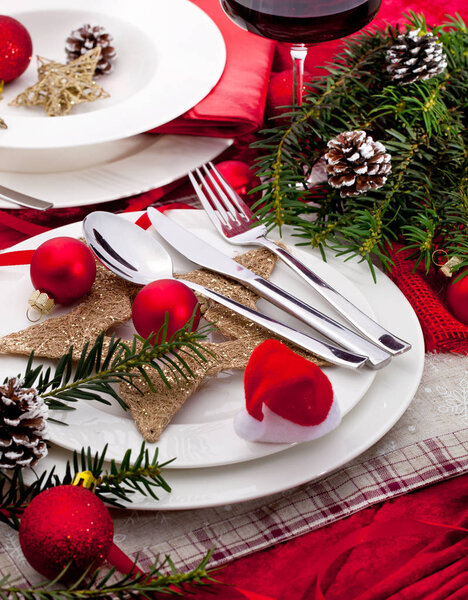 Красивая сервировка рождественского стола с украшениями
