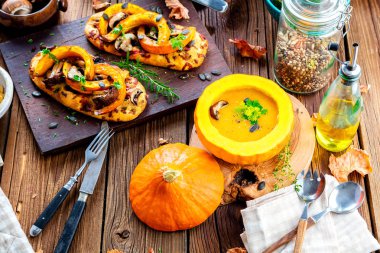 Balkabağı rustik arka planda, seçici odak içinde balkabağı çorbası