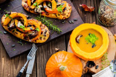 Balkabağı rustik arka planda, seçici odak içinde balkabağı çorbası