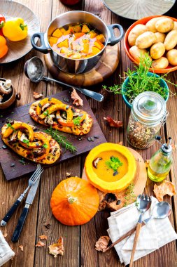 Balkabağı rustik arka planda, seçici odak içinde balkabağı çorbası