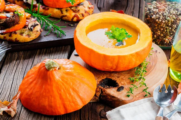 Balkabağı rustik arka planda, seçici odak içinde balkabağı çorbası