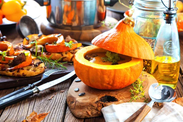 Balkabağı rustik arka planda, seçici odak içinde balkabağı çorbası