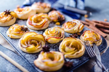 Lezzetli ve güzel elmalı puf böreği