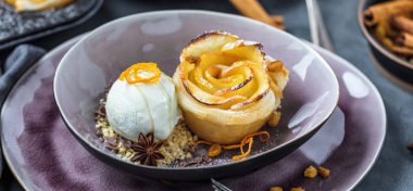 Lezzetli ve güzel elmalı puf böreği