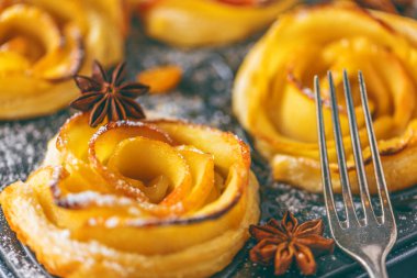 Lezzetli ve güzel elmalı puf böreği