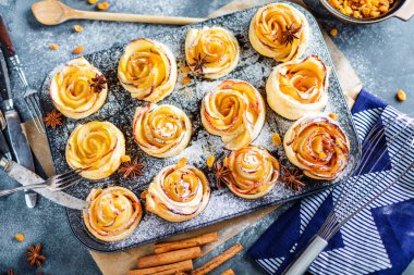 Lezzetli ve güzel elmalı puf böreği