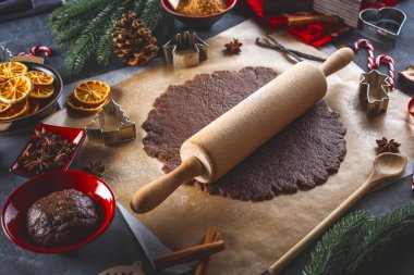 Erkek eller Noel kurabiyesi yapıyor..