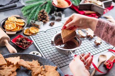 Kadın Noel bisküvi mutfak masası üzerinde sıvı çikolata ile cam