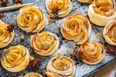 Lezzetli ve güzel elmalı puf böreği