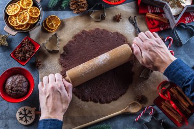 Erkek eller Noel kurabiyesi yapıyor..