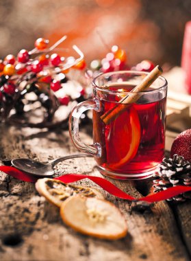 gözlük ile baharat ahşap masa üzerinde mulled şarap