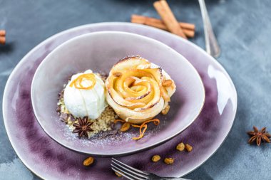 Lezzetli ve güzel elmalı puf böreği