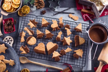 Noel pişirme malzemeleri ve hamur hazırlık için geçiş ücretleri. Un, yumurta, oklava ve çerez kesici