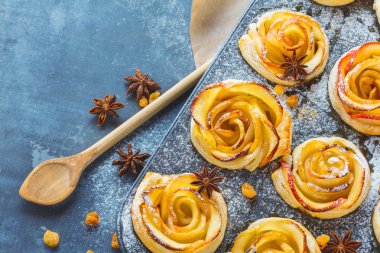 Lezzetli ve güzel elmalı puf böreği