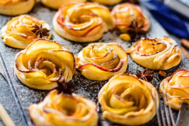 Lezzetli ve güzel elmalı puf böreği