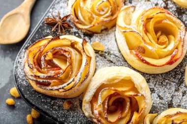 Lezzetli ve güzel elmalı puf böreği