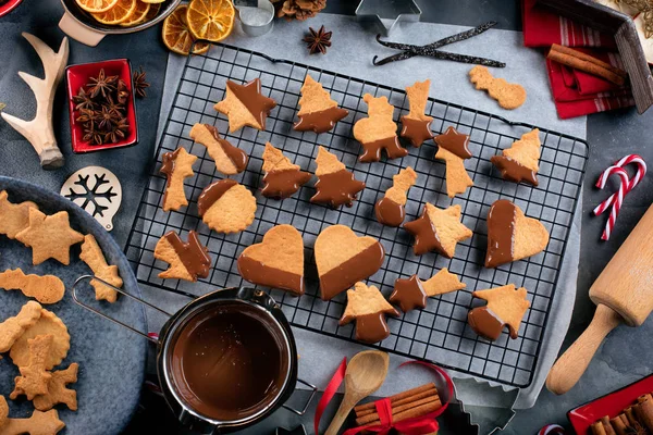 Femme Est Vitrage Biscuits Noël Avec Chocolat Liquide Sur Une — Photo