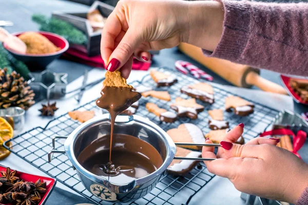Vrouw Kerst Biscuits Met Vloeibare Chocolade Een Keukentafel Beglazing — Stockfoto