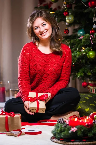 Жінка Обгортає Прикрашає Різдвяний Подарунок — стокове фото