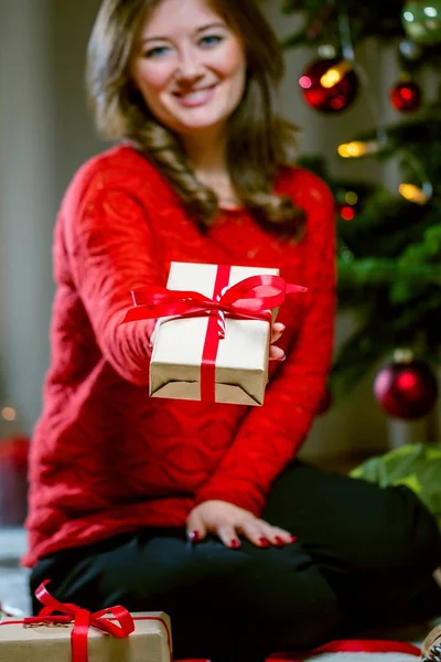 Femme Emballage Décoration Cadeau Noël — Photo