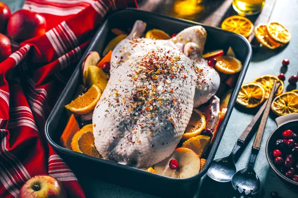 Pato Assado Natal Servido Uma Mesa Festiva — Fotografia de Stock