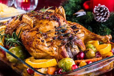 Noel kızarmış ördeği, bayram masasında servis edilir.