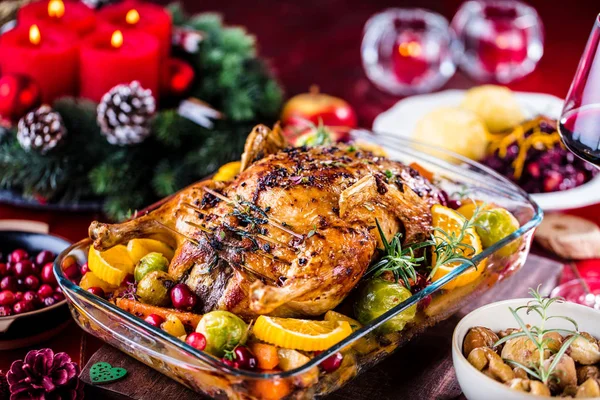 Weihnachtlicher Entenbraten Auf Festlichem Tisch — Stockfoto