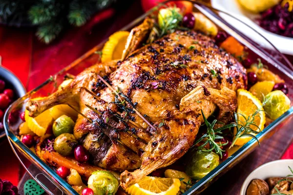 Weihnachtlicher Entenbraten Auf Festlichem Tisch — Stockfoto