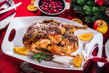 Noel kızarmış ördeği, bayram masasında servis edilir.