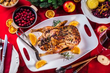 Noel kızarmış ördeği, bayram masasında servis edilir.