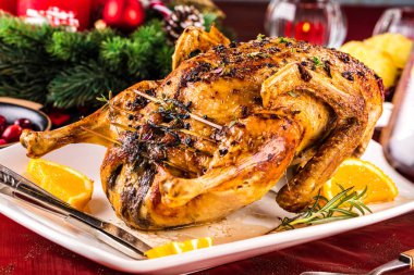Noel kızarmış ördeği, bayram masasında servis edilir.