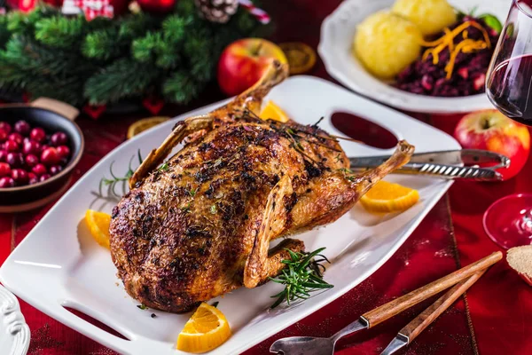 Weihnachtlicher Entenbraten Auf Festlichem Tisch — Stockfoto