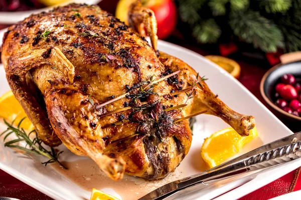 Weihnachtlicher Entenbraten Auf Festlichem Tisch — Stockfoto